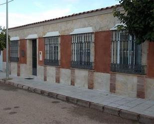 Vista exterior de Casa o xalet de lloguer en La Albuera amb Jardí privat, Terrassa i Moblat