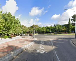 Vista exterior de Àtic en venda en Pozuelo de Alarcón amb Aire condicionat, Terrassa i Piscina