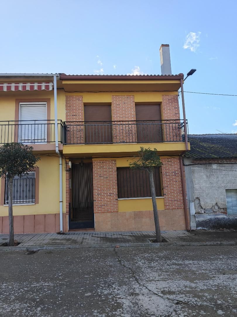 Exterior view of Single-family semi-detached for sale in Alcazarén  with Heating, Storage room and Balcony