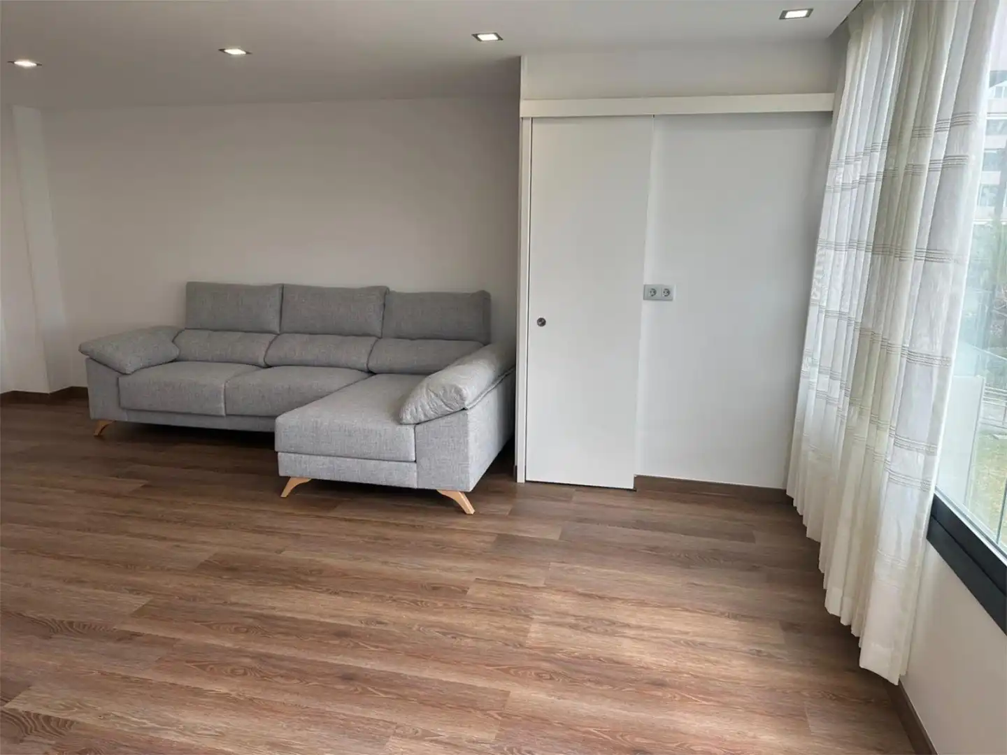 Wohnung zur Miete in Carrer Benito Jerónimo Feijóo, 1, Portals Nous Wohnzimmer von Wohnung zur Miete in Calvià mit Klimaanlage, Heizung und Privatgarten