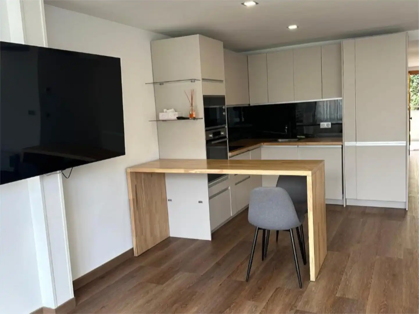 Wohnung zur Miete in Carrer Benito Jerónimo Feijóo, 1, Portals Nous Küche von Wohnung zur Miete in Calvià mit Klimaanlage, Heizung und Privatgarten