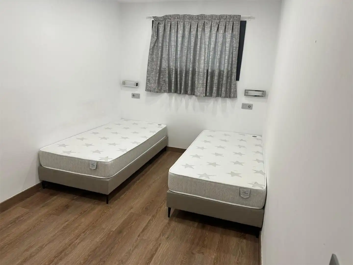 Wohnung zur Miete in Carrer Benito Jerónimo Feijóo, 1, Portals Nous Schlafzimmer von Wohnung zur Miete in Calvià mit Klimaanlage, Heizung und Privatgarten