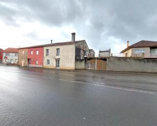 Vista exterior de Casa adosada en venda en Carballo amb Jardí privat, Terrassa i Moblat