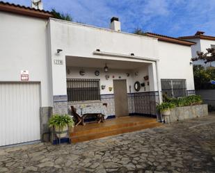 Vista exterior de Casa o xalet en venda en Sant Pere de Ribes amb Jardí privat, Terrassa i Traster