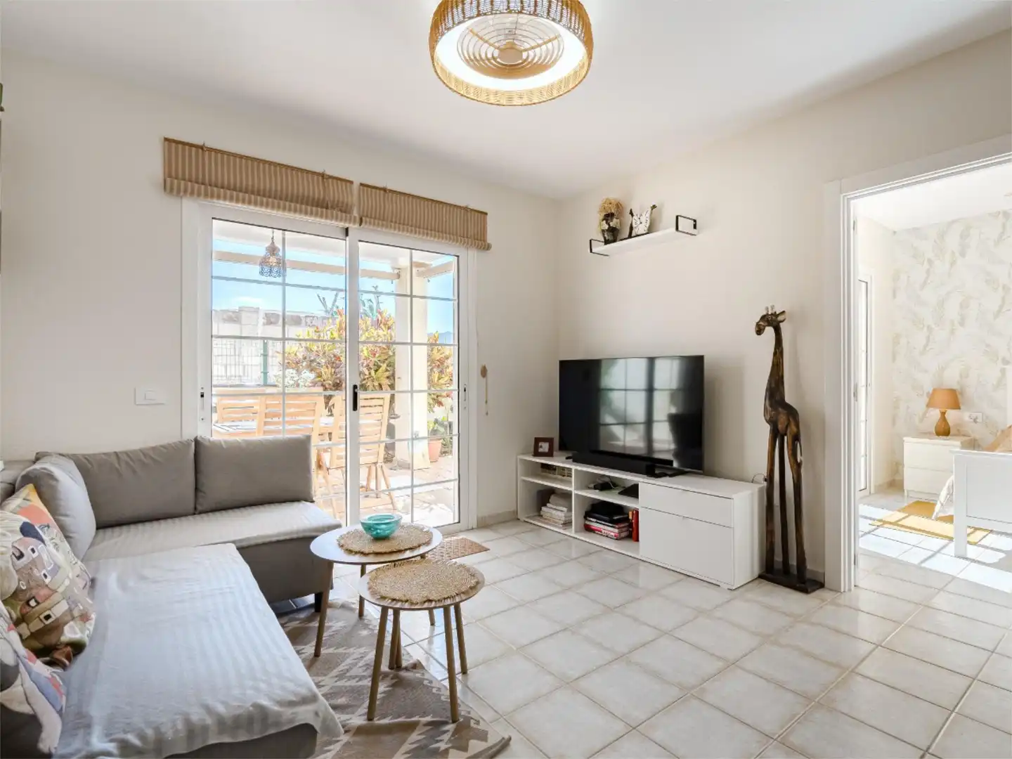 Sala de estar de Piso en venta en Arona con Terraza, Piscina y Balcón