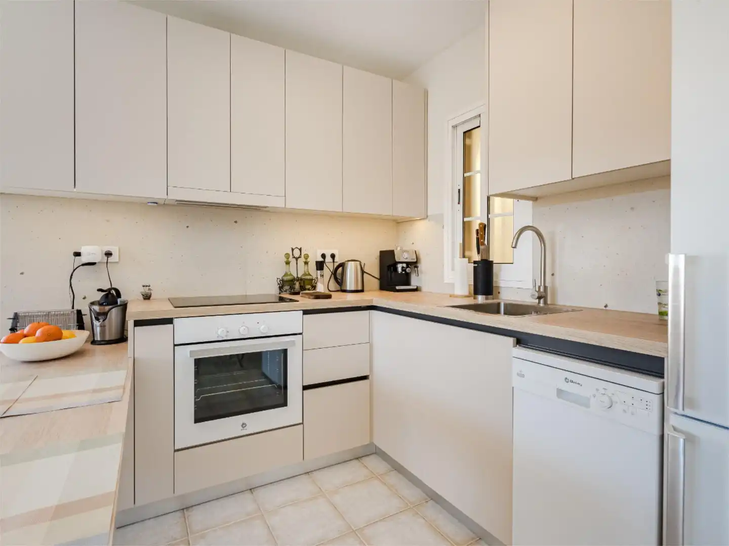 Cocina de Piso en venta en Arona con Terraza, Piscina y Balcón
