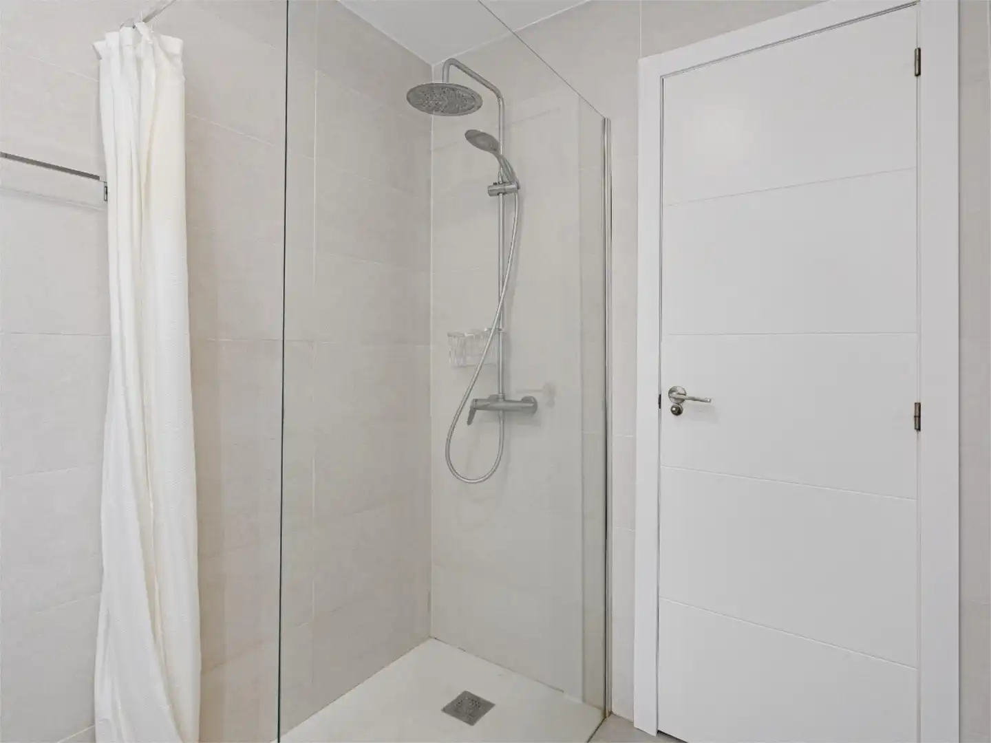 Baño de Piso en venta en Arona con Terraza, Piscina y Balcón