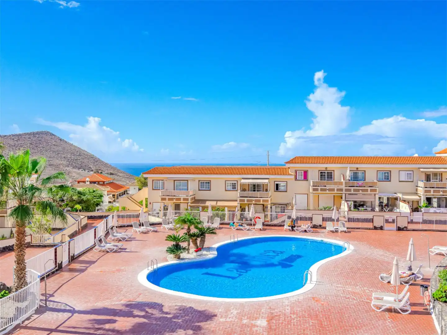 Vista exterior de Piso en venta en Arona con Terraza, Piscina y Balcón