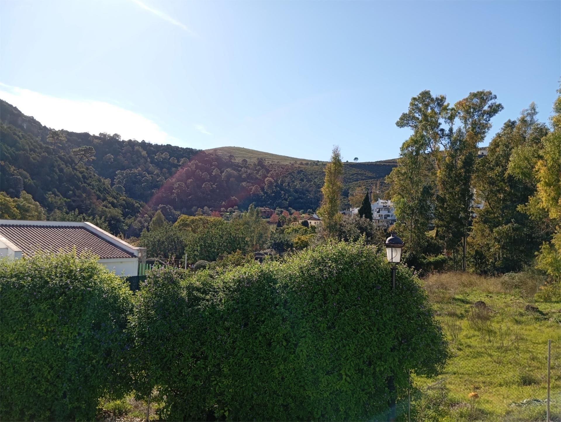 Vista exterior de Casa adosada en venda en Benahavís amb Piscina