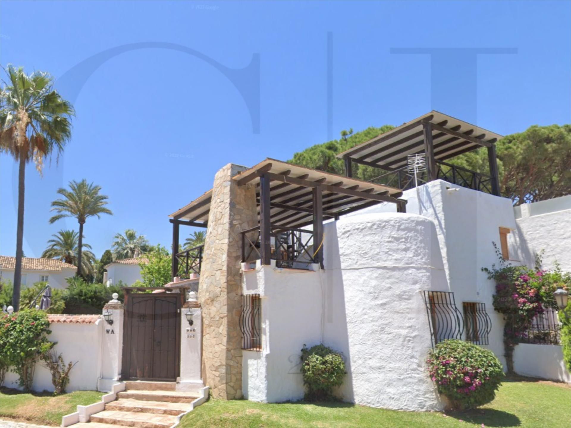 Vista exterior de Casa o xalet en venda en Marbella amb Aire condicionat, Terrassa i Piscina