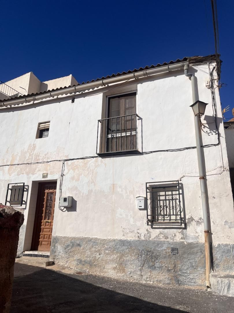 Vista exterior de Casa o xalet en venda en La Calahorra amb Balcó