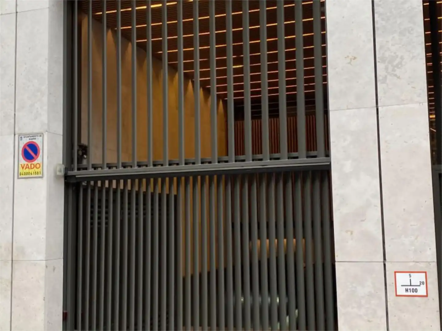 Exterior view of Garage for sale in Madrid