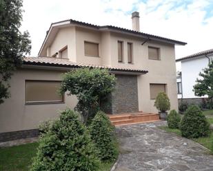 Vista exterior de Casa o xalet en venda en L'Esquirol amb Calefacció, Jardí privat i Parquet