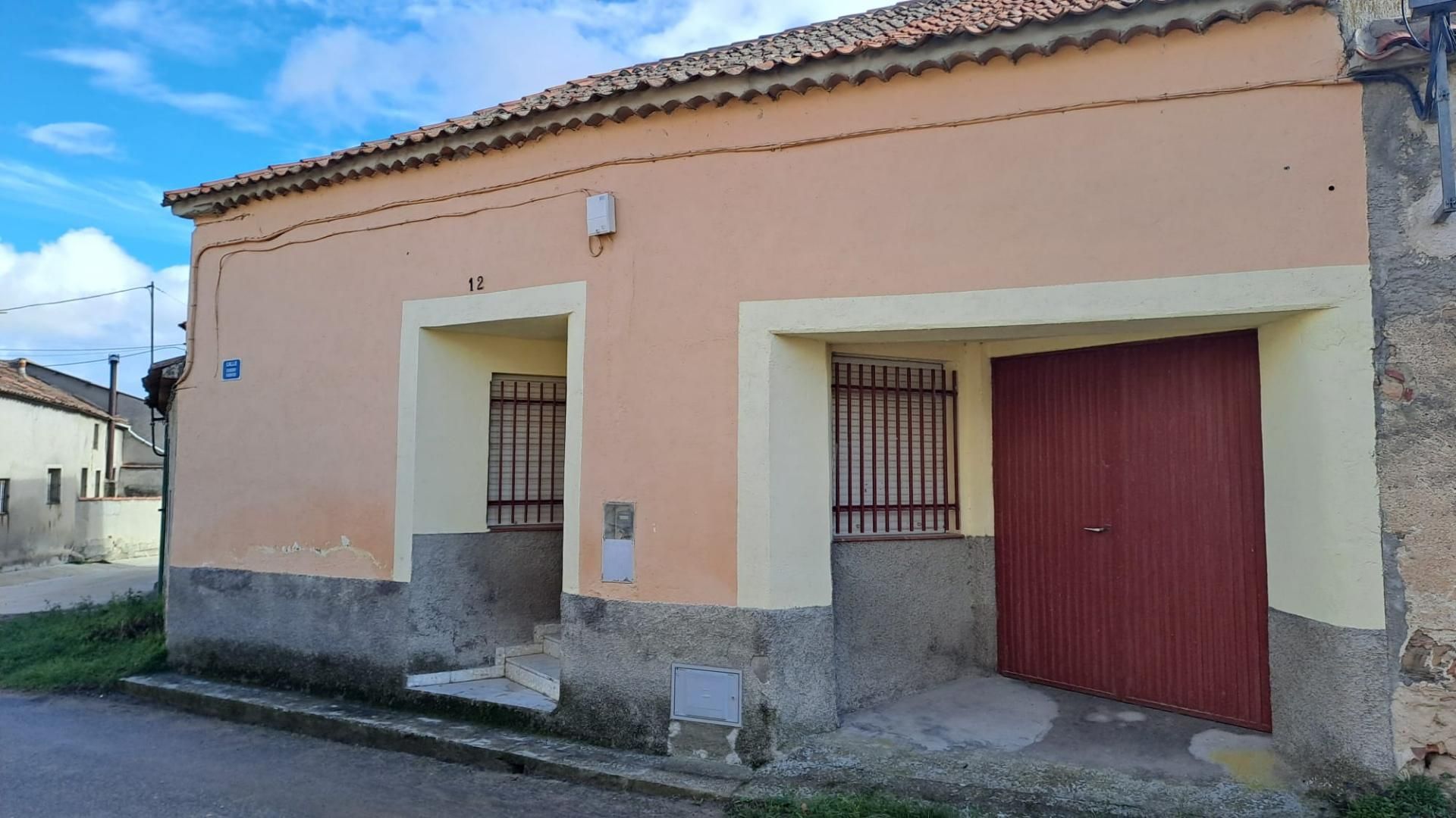 Vista exterior de Casa adosada en venda en Armuña amb Calefacció, Traster i Moblat