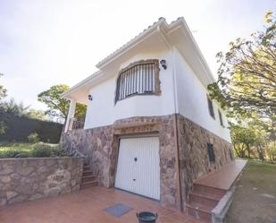 Vista exterior de Casa o xalet en venda en Valdenuño Fernández amb Aire condicionat, Calefacció i Jardí privat