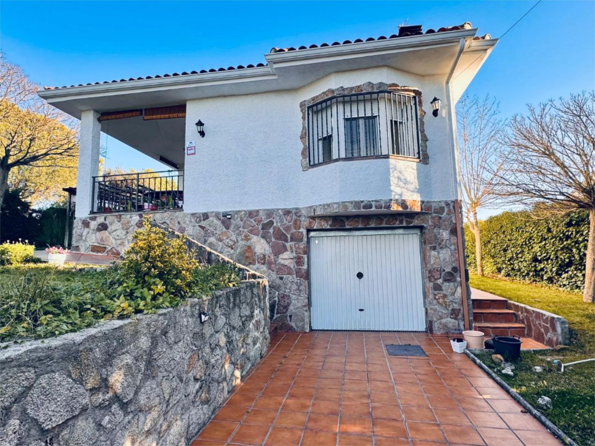 Exterior view of House or chalet for sale in Valdenuño Fernández  with Air Conditioner, Heating and Private garden