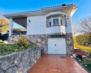 Vista exterior de Casa o xalet en venda en Valdenuño Fernández amb Aire condicionat, Terrassa i Piscina