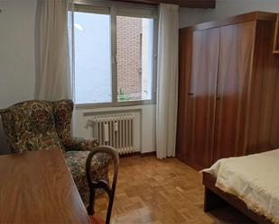 Bedroom of Flat to share in  Logroño  with Heating, Parquet flooring and Furnished