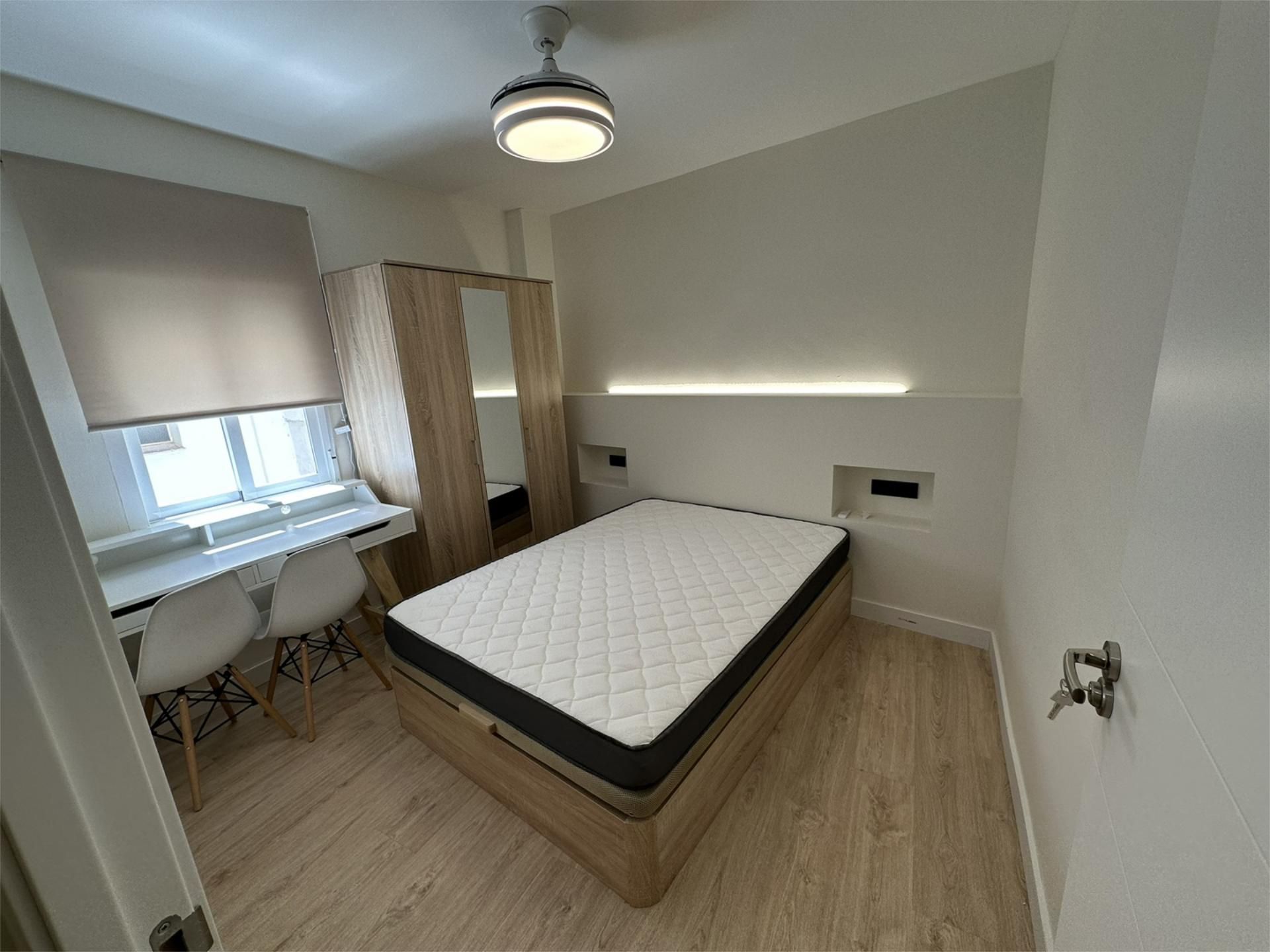 Bedroom of Flat to share in  Jaén Capital  with Air Conditioner, Heating and Parquet flooring