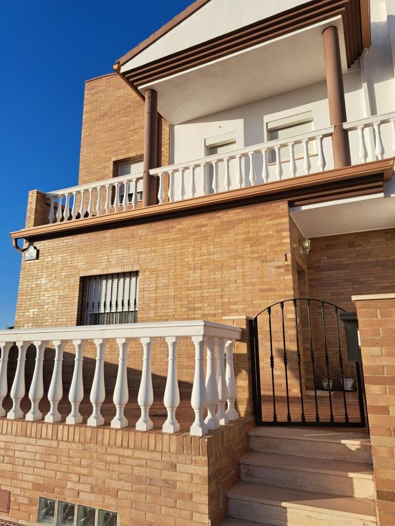 Vista exterior de Casa adosada en venda en Campillos amb Aire condicionat, Calefacció i Parquet