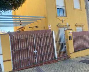 Vista exterior de Casa adosada de lloguer en Bormujos amb Jardí privat, Terrassa i Traster