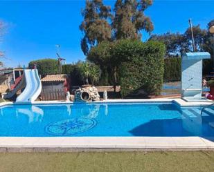 Swimming pool of Single-family semi-detached for sale in La Puebla de Cazalla