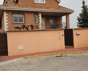 Vista exterior de Casa o xalet en venda en Valdeavero amb Aire condicionat, Terrassa i Piscina