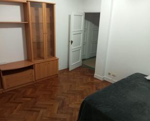 Bedroom of Flat to share in Vigo   with Heating, Parquet flooring and Furnished