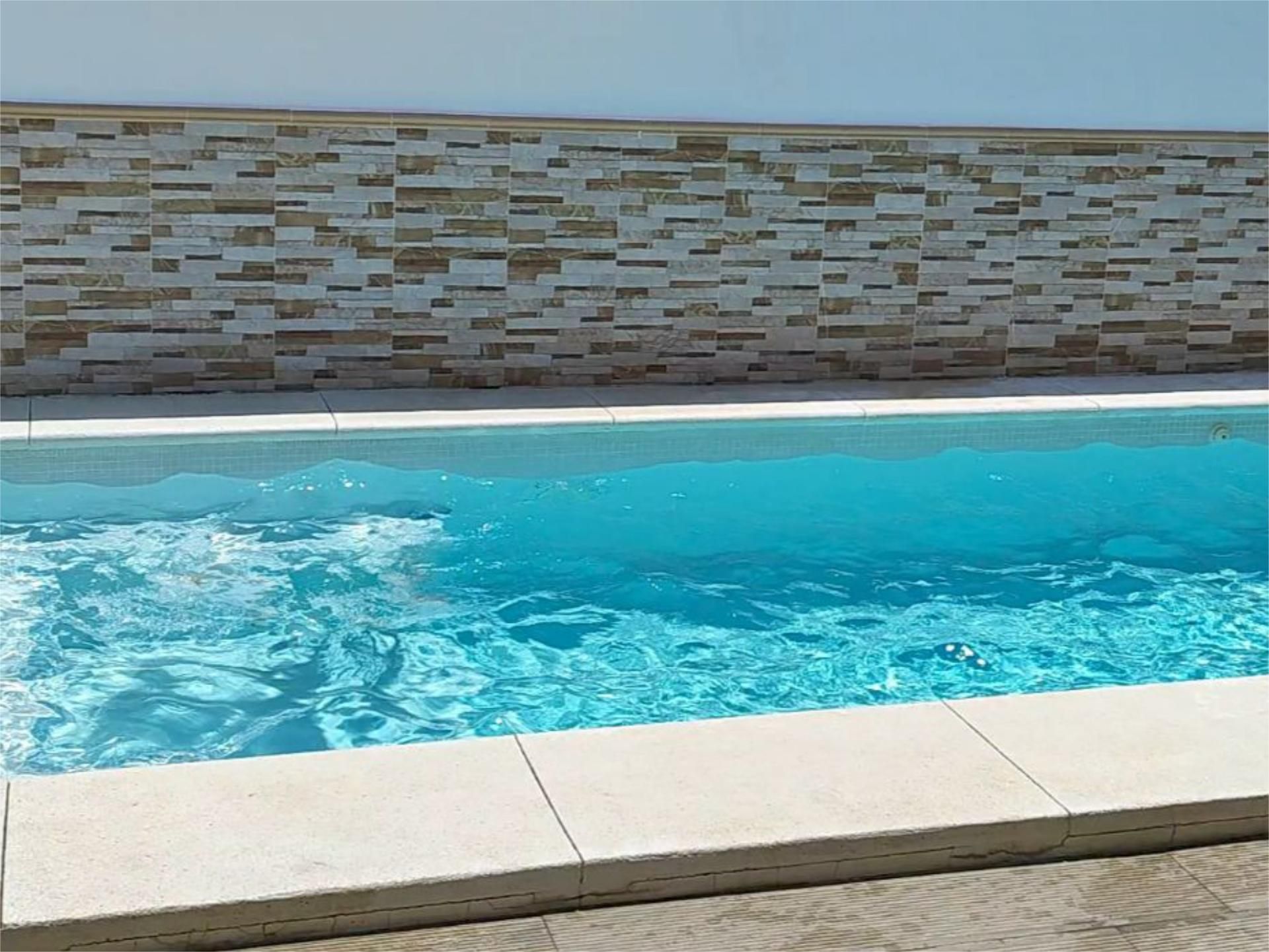 Piscina de Casa adosada en venda en Cantillana amb Aire condicionat, Terrassa i Piscina
