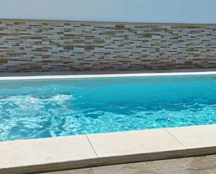 Piscina de Casa adosada en venda en Cantillana amb Aire condicionat, Terrassa i Piscina