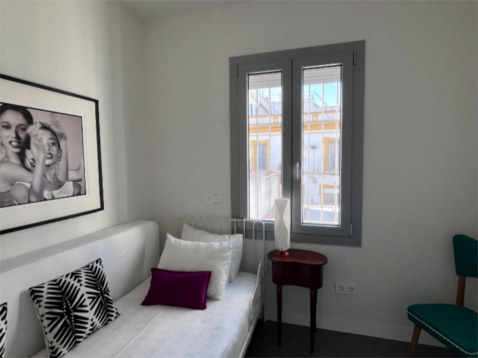 Dormitori de Casa adosada per a compartir en  Sevilla Capital amb Aire condicionat, Calefacció i Jardí privat