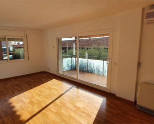 Living room of Flat for sale in Sant Quirze del Vallès  with Air Conditioner, Terrace and Swimming Pool