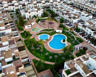 Vista exterior de Casa adosada en venda en Dos Hermanas amb Aire condicionat, Terrassa i Piscina