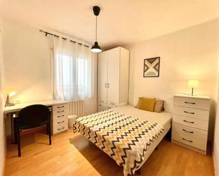 Bedroom of Flat to share in Manresa  with Heating, Parquet flooring and Furnished