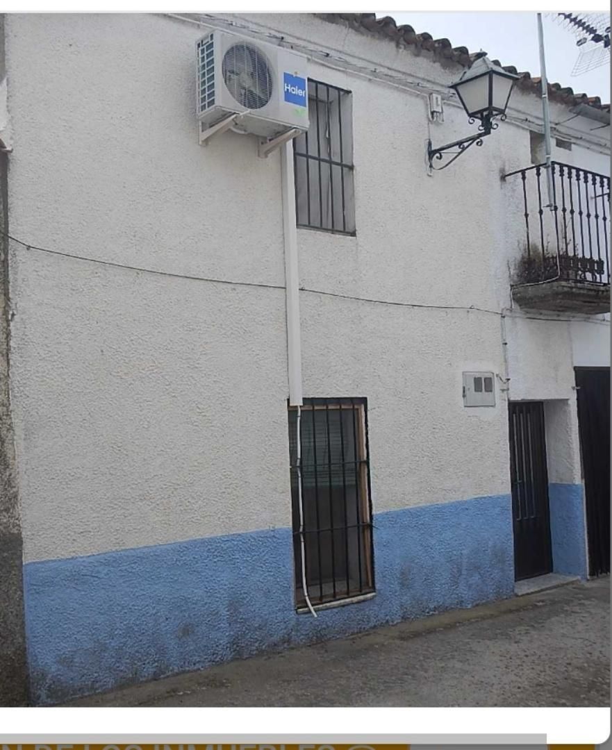 Vista exterior de Casa adosada en venda en Torre de Santa María amb Aire condicionat, Jardí privat i Traster