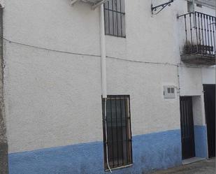 Vista exterior de Casa adosada en venda en Torre de Santa María amb Aire condicionat