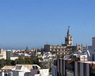 Vista exterior de Àtic de lloguer en  Sevilla Capital amb Aire condicionat i Terrassa