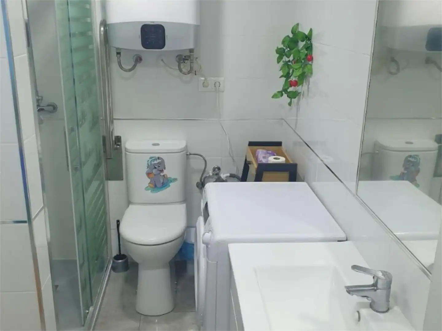 Flat for rent in Avenida Antonio Toré Toré, 54, Poniente - Faro Bathroom of Flat for rent in Vélez-Málaga with Air Conditioner, Heating and Swimming Pool