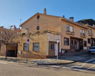 Vista exterior de Casa adosada en venda en Calella amb Aire condicionat, Calefacció i Jardí privat