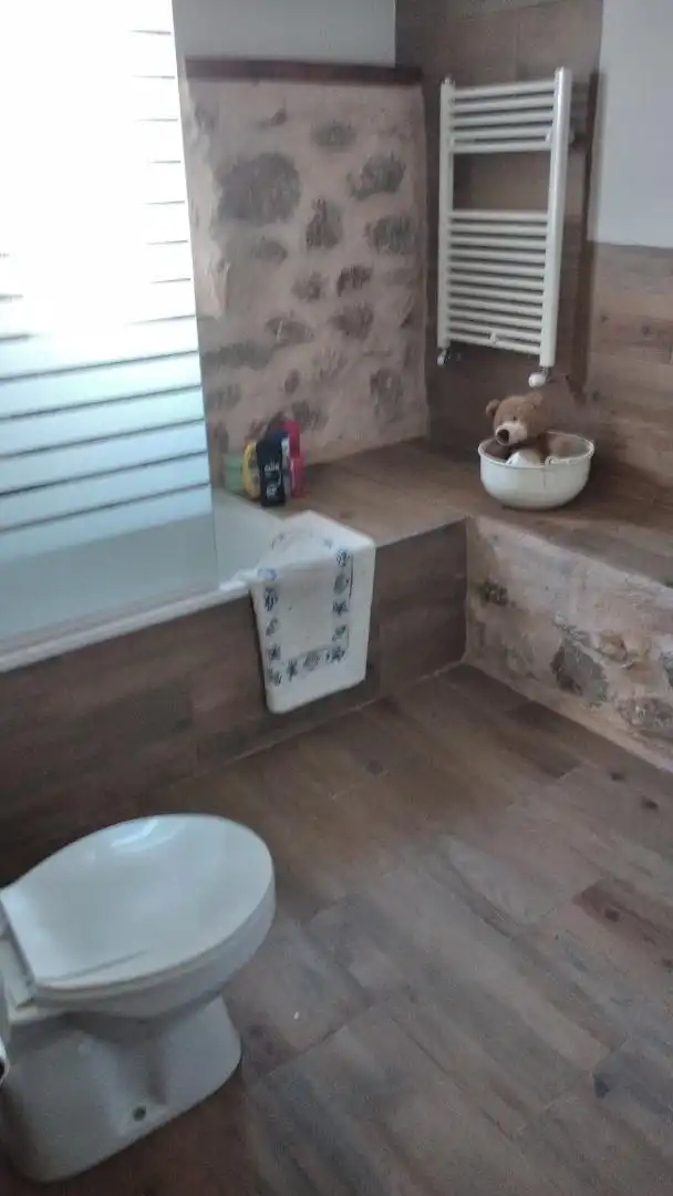 Bany de Finca rústica per a compartir en Casasbuenas amb Aire condicionat, Calefacció i Jardí privat