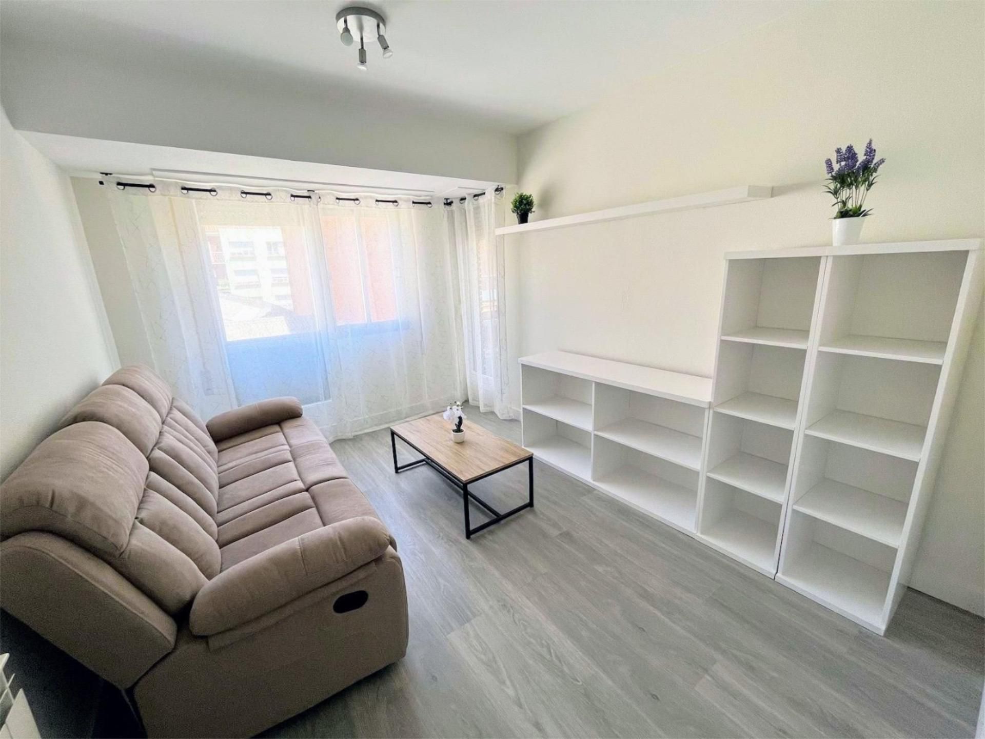 Sala d'estar de Pis en venda en León Capital  amb Calefacció, Terrassa i Traster