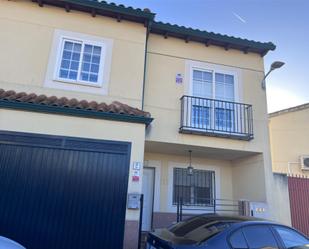 Vista exterior de Casa o xalet en venda en Los Cerralbos amb Aire condicionat, Calefacció i Terrassa