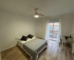 Flat to share in Carrer del Doctor Ferran, 5, Centro