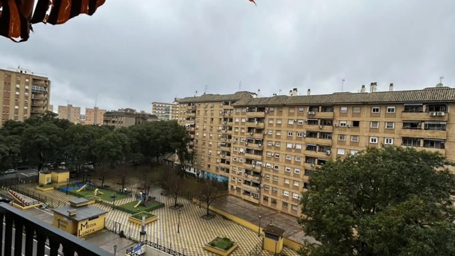 Habitación en Calle Claudio Guerín, 9, El Plantinar – Avda. La Paz - El Juncal Vista exterior de Piso para compartir en Sevilla Capital con Aire acondicionado, Terraza y Amueblado