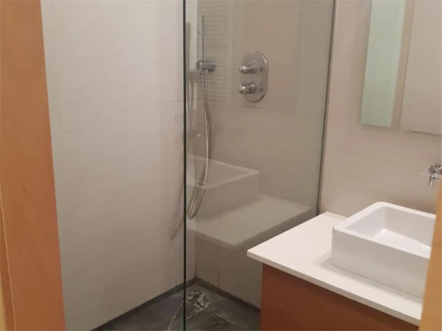 Badezimmer von Geschaftsraum zur Miete in Vilafranca del Penedès mit Heizung, Parkett und Möbliert