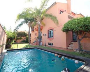 Vista exterior de Casa adosada en venda en Marbella amb Terrassa i Piscina