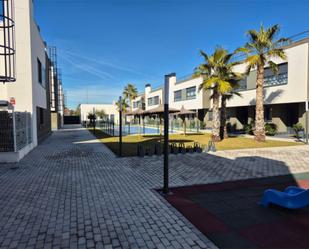 Vista exterior de Casa adosada en venda en Torrejón de Ardoz amb Aire condicionat, Terrassa i Piscina