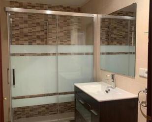 Bathroom of Flat to rent in León Capital   with Heating, Terrace and Furnished