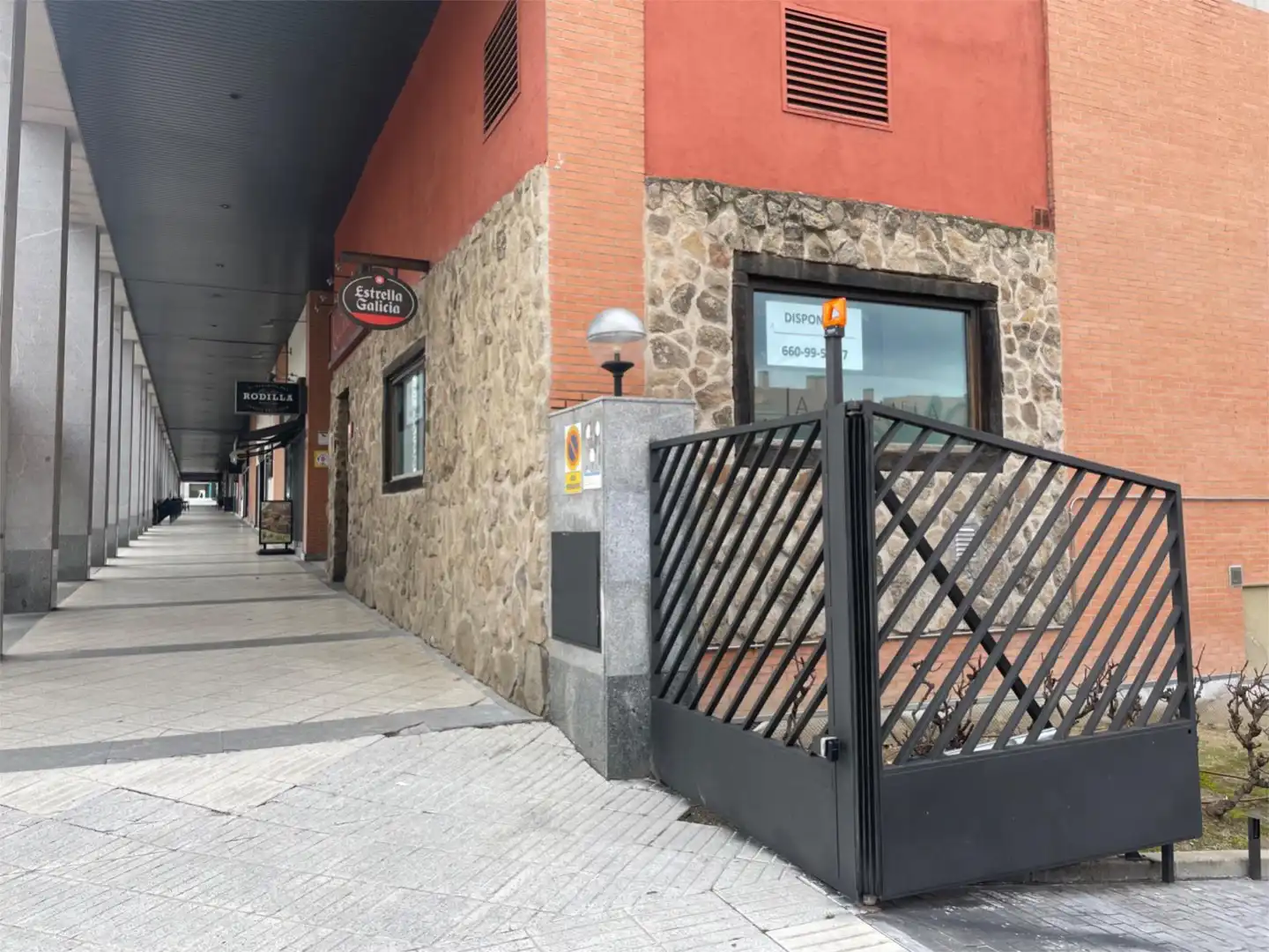 Local en venda a Calle Camilo José Cela, 3, Parque Empresarial Vista exterior de Local en venda en Las Rozas de Madrid amb Aire condicionat