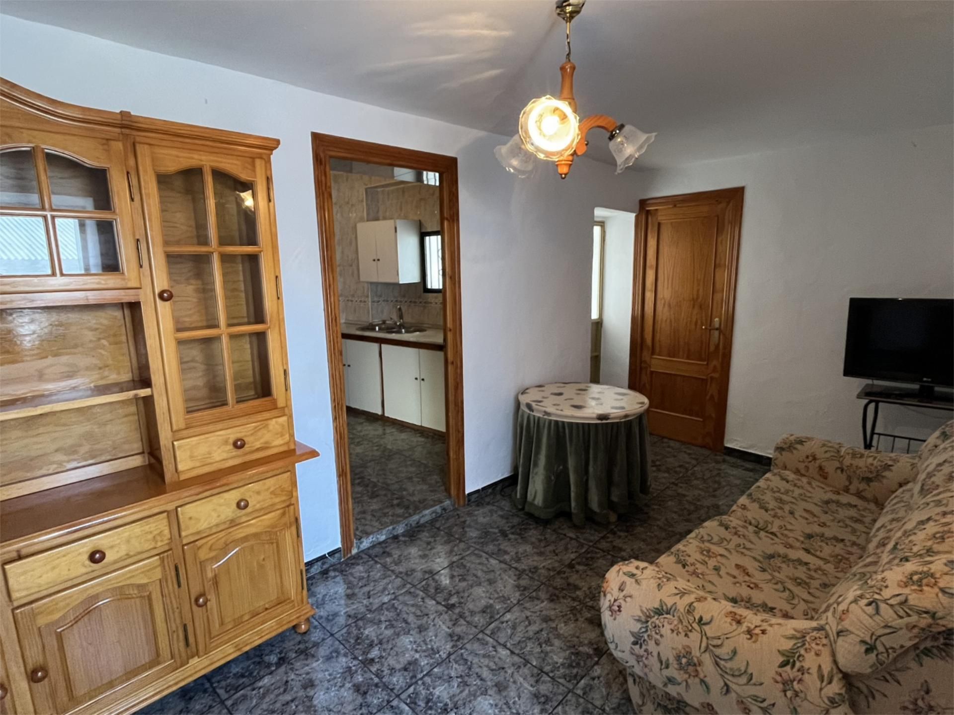 Sala d'estar de Casa adosada en venda en Iznájar